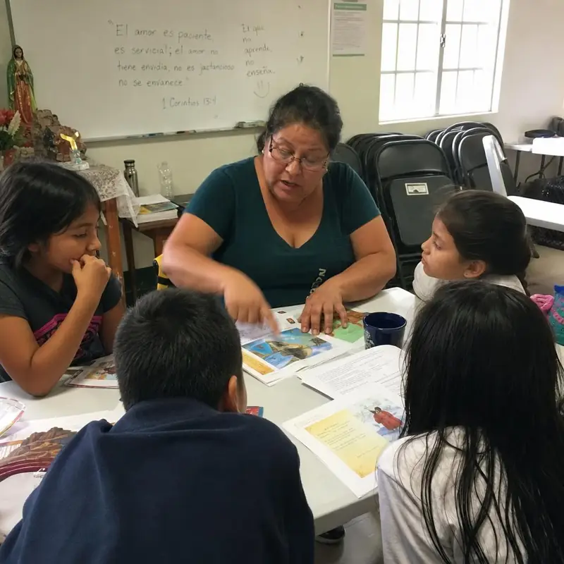 Catequista enseñando la Biblia a niños